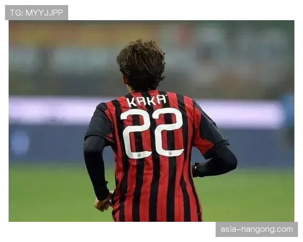 特写：37岁的吉鲁在米兰训练后加练50个定位球头球攻门